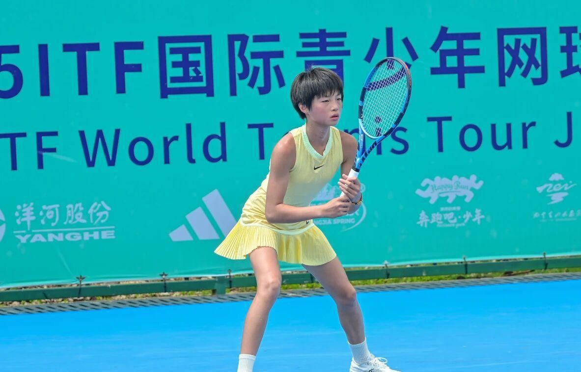爱游戏app下载-两战全胜！中国女网14岁小花闪耀世少赛：郑钦文王欣瑜后继有人